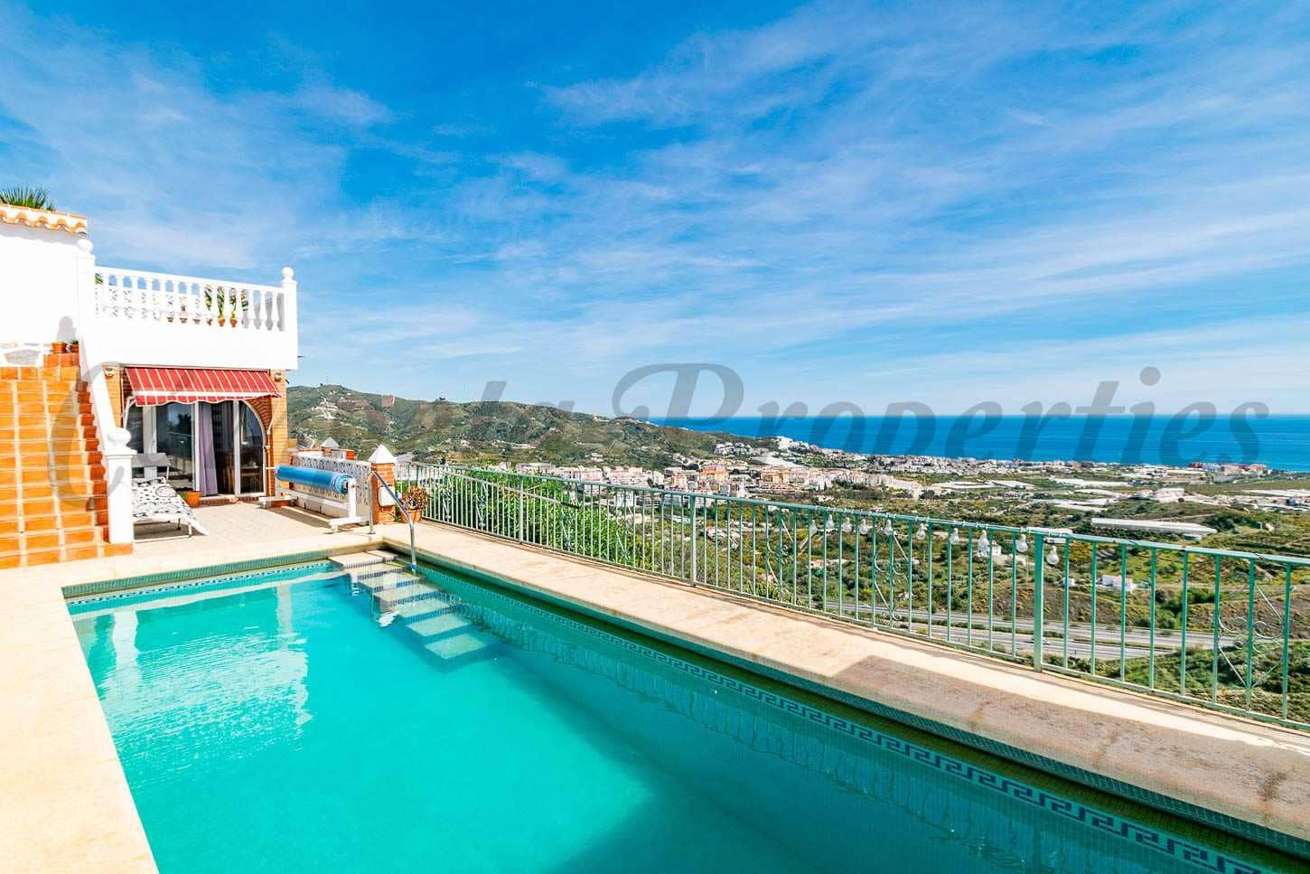 4 sypialnia Finka/Dom wiejski na sprzedaż w Torrox z basenem garażem - 520 000 € (Ref: 9793536)