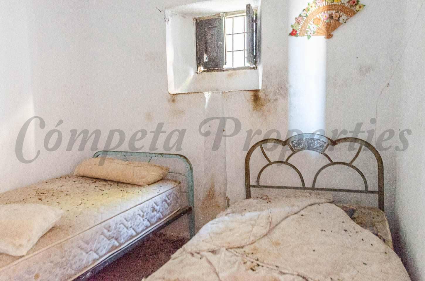 5 bedroom Finca/Country House for sale in Competa - € 187,000 (Ref: 9795583)