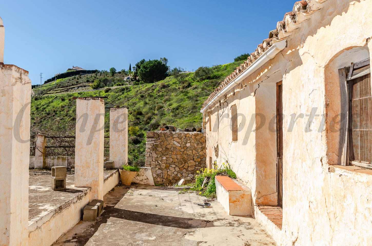 5 bedroom Finca/Country House for sale in Competa - € 187,000 (Ref: 9795583)