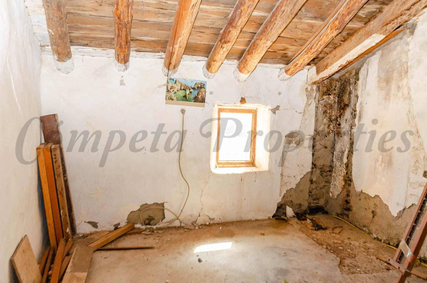 5 bedroom Finca/Country House for sale in Competa - € 187,000 (Ref: 9795583)