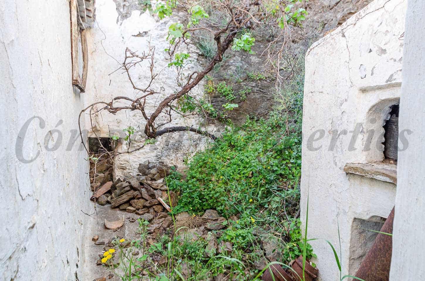 5 bedroom Finca/Country House for sale in Competa - € 187,000 (Ref: 9795583)