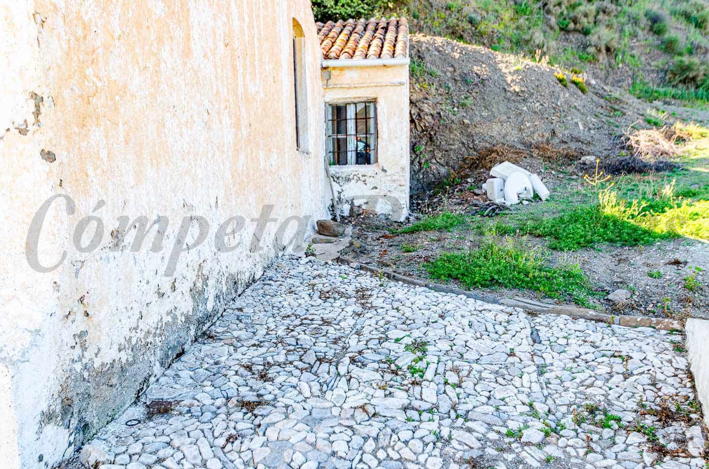 5 bedroom Finca/Country House for sale in Competa - € 187,000 (Ref: 9795583)