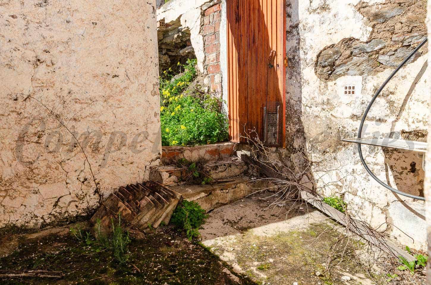 5 bedroom Finca/Country House for sale in Competa - € 187,000 (Ref: 9795583)