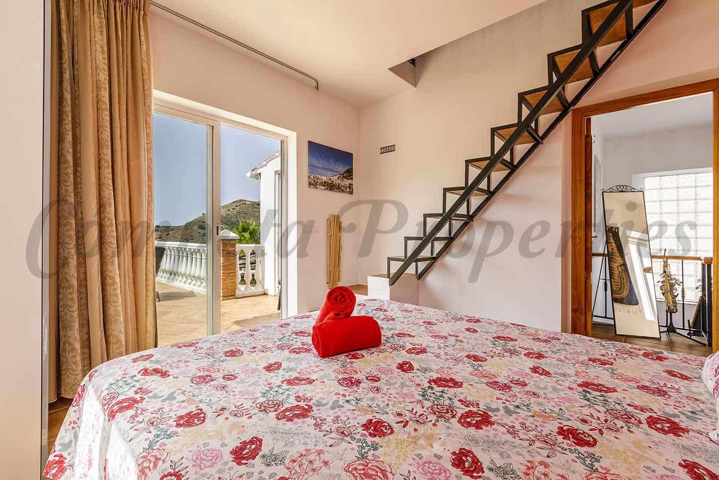 6 Zimmer Finca/Landgut zu verkaufen in Sayalonga mit Pool Garage - 699.000 € (Ref: 9814696)