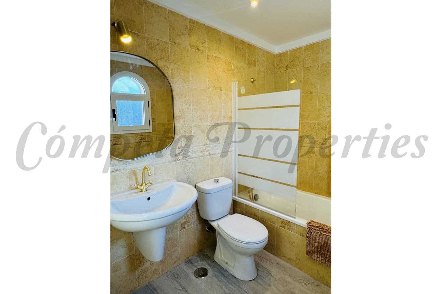 Apartamento de 3 habitaciones en Torrox-Costa en venta con piscina garaje - 389.000 € (Ref: 9889403)