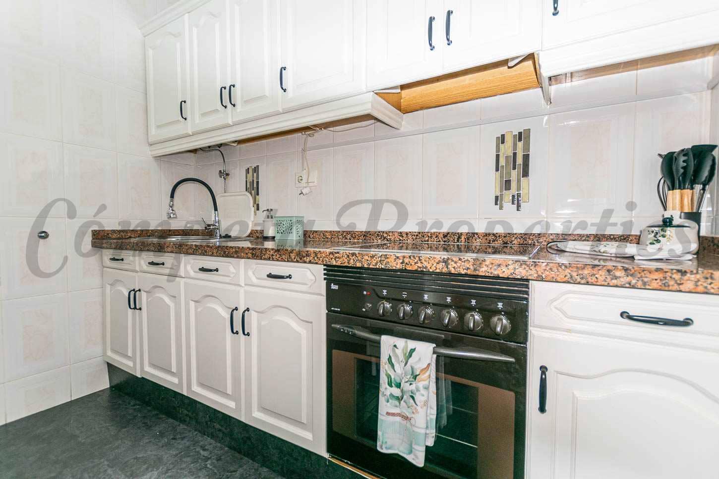 4 slaapkamer Huis te huur in Sayalonga - € 1.100 (Ref: 9911802)