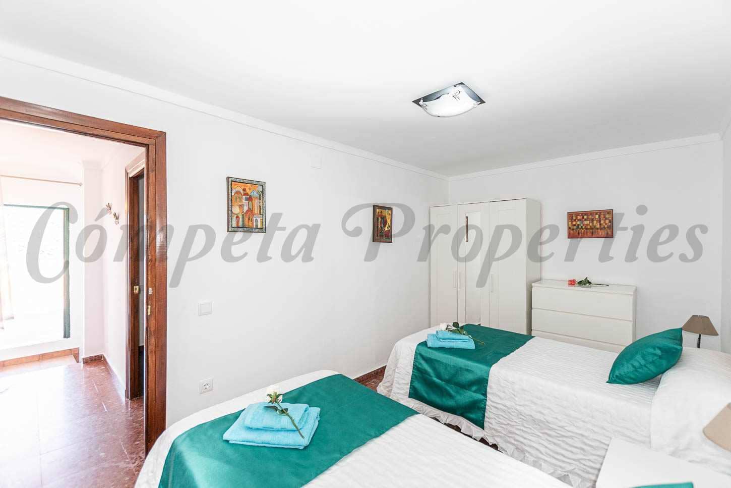 4 slaapkamer Huis te huur in Sayalonga - € 1.100 (Ref: 9911802)
