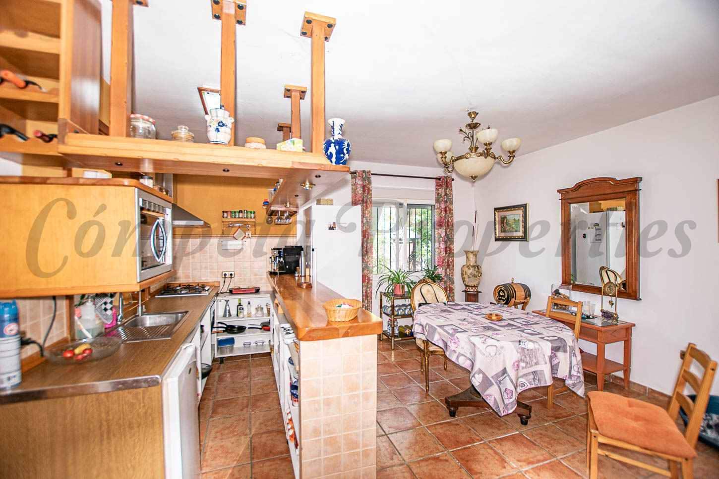 3 soveværelse Villa til salg i Sayalonga med swimmingpool - € 365.000 (Ref: 9921034)