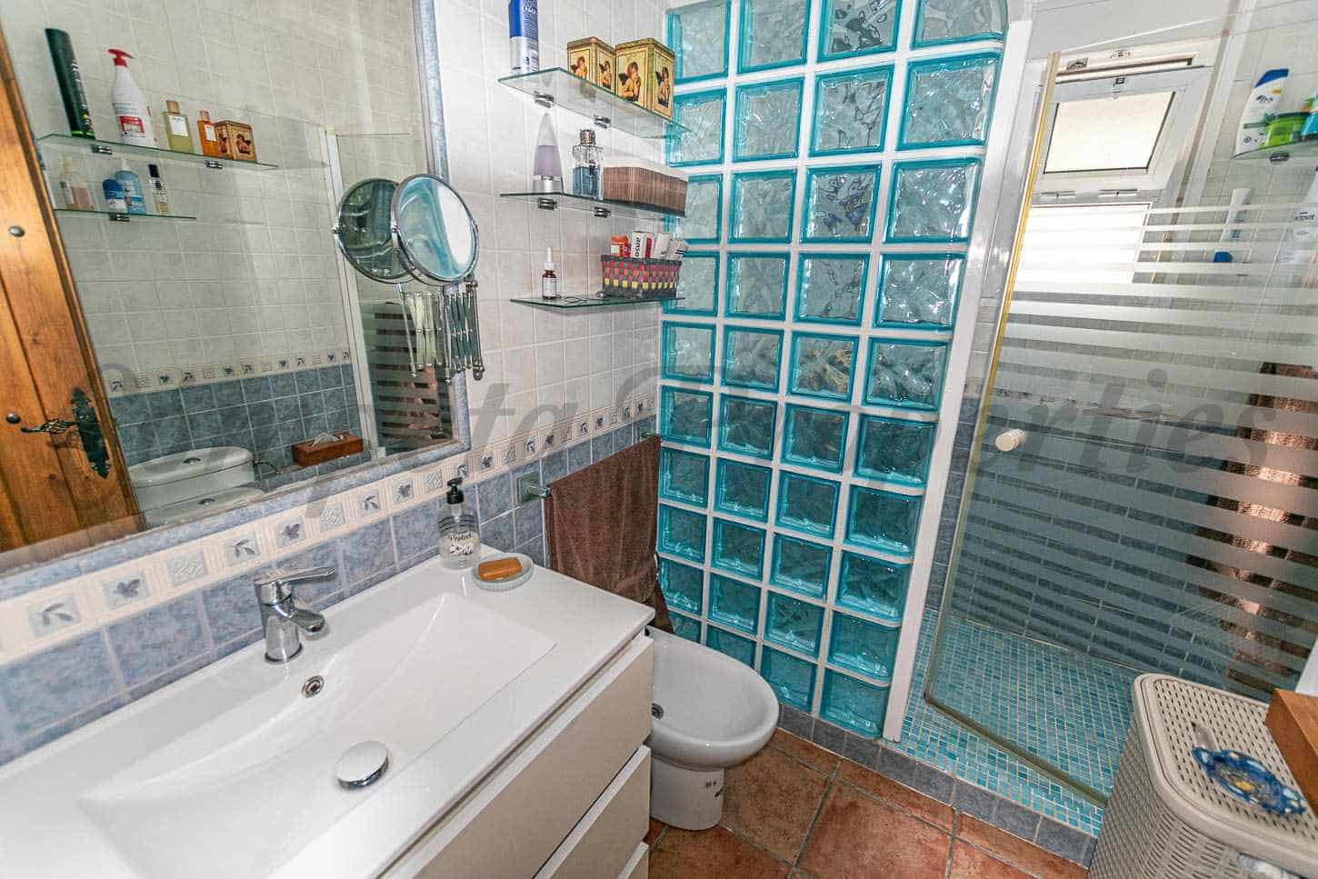 3 soveværelse Villa til salg i Sayalonga med swimmingpool - € 365.000 (Ref: 9921034)