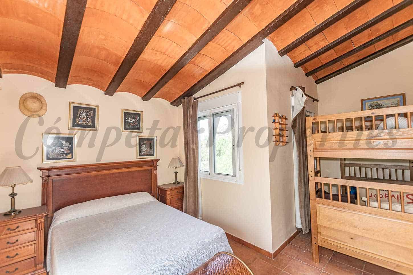 3 soveværelse Villa til salg i Sayalonga med swimmingpool - € 365.000 (Ref: 9921034)