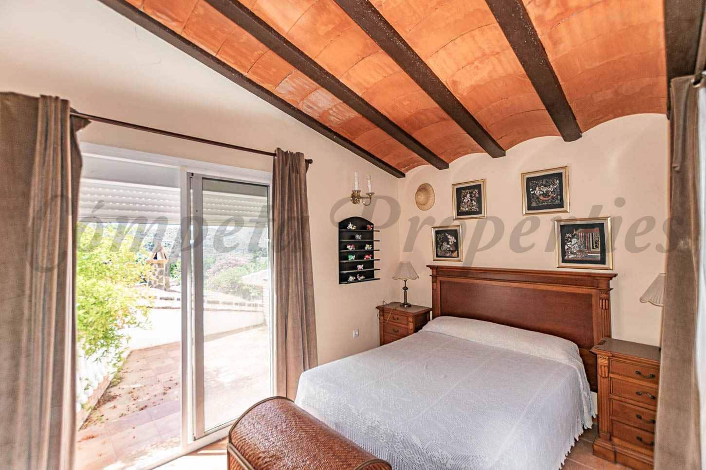 3 soveværelse Villa til salg i Sayalonga med swimmingpool - € 365.000 (Ref: 9921034)