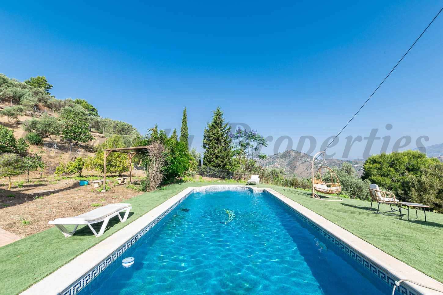3 makuuhuone Huvila myytävänä paikassa Torrox mukana uima-altaan - 475 000 € (Ref: 9921331)