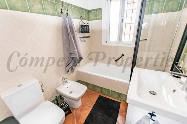 3 quarto Moradia para arrendar em Cómpeta com piscina garagem - 2 250 € (Ref: 9935264)