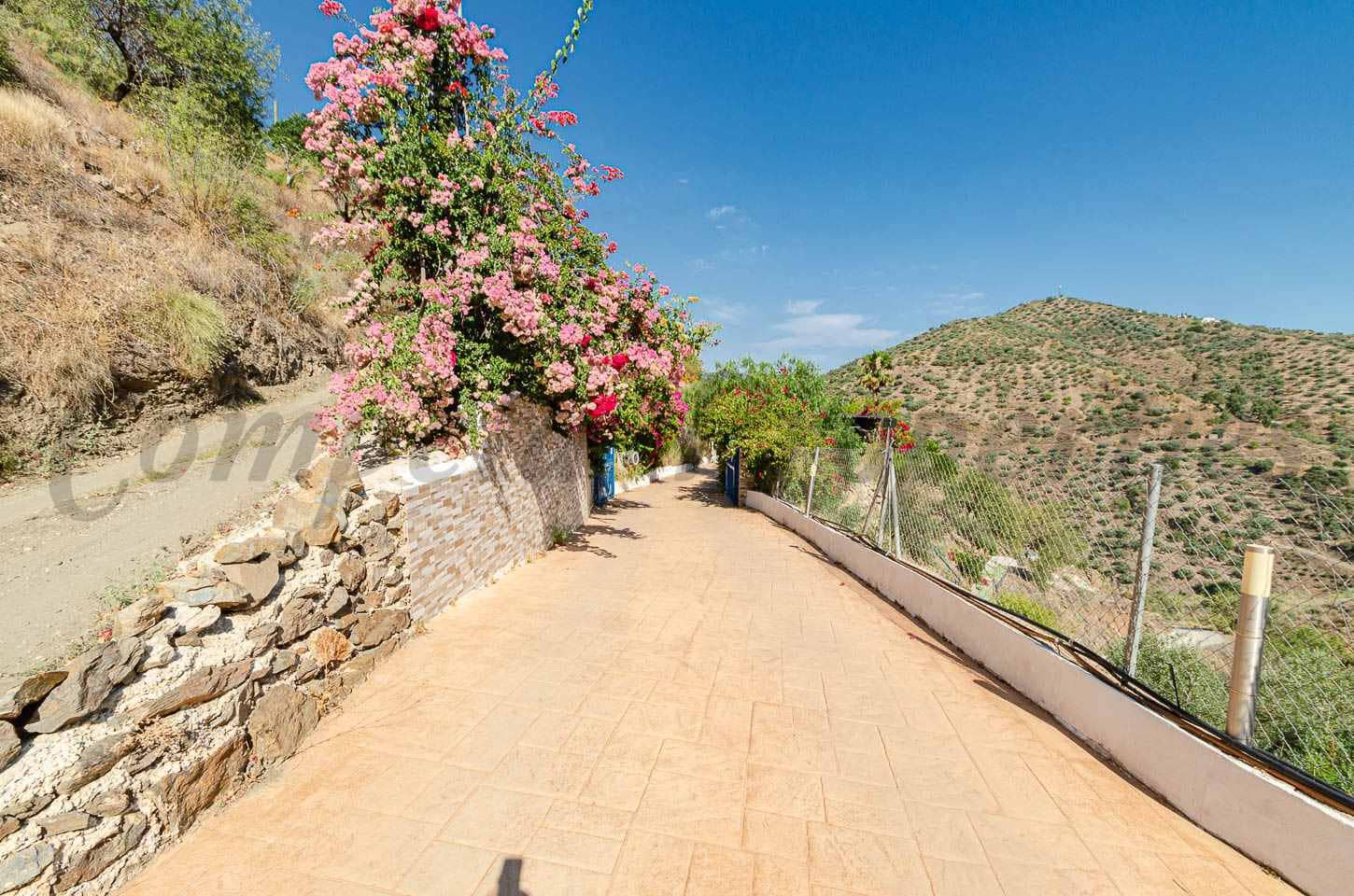 3 bedroom Villa for sale in Arenas with pool garage - € 439,000 (Ref: 9953311)