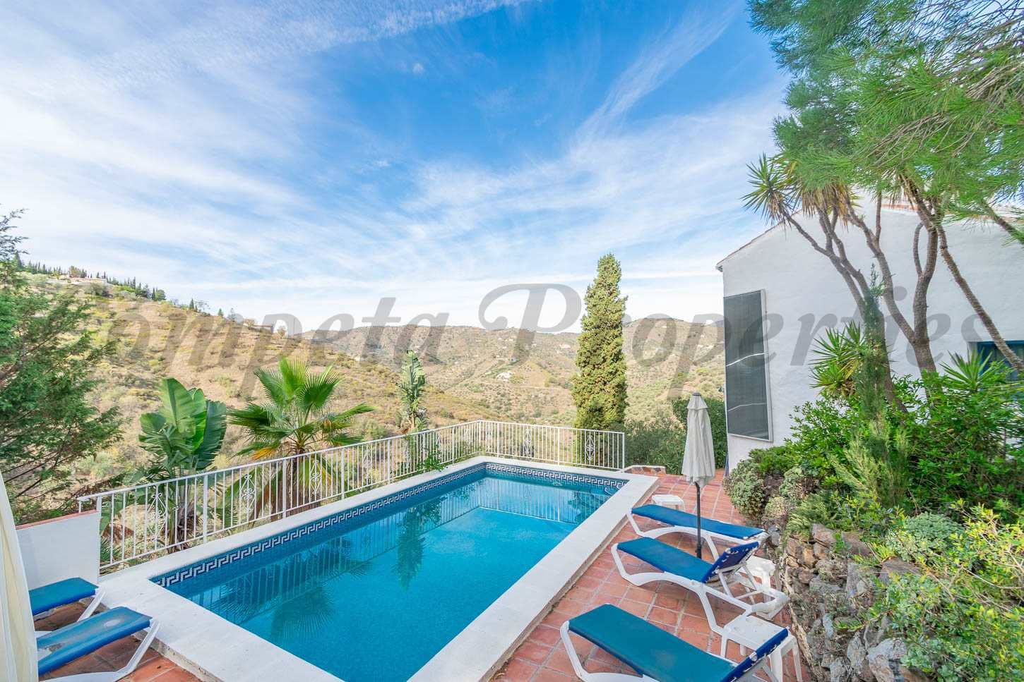 Finca/Casa Rural de 4 habitaciones en Cómpeta en venta con piscina - 549.000 € (Ref: 9973806)