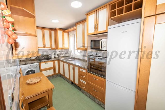 3 quarto Apartamento para arrendar em Torrox-Costa, Torrox com piscina - 850 € (Ref: 9983970)