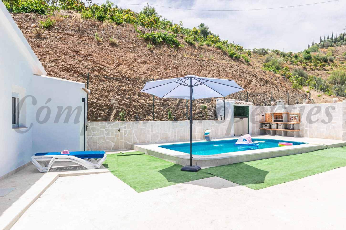 Villa/Maison de 2 chambres à louer à Sayalonga avec piscine - 1 875 € (Ref: 9997766)