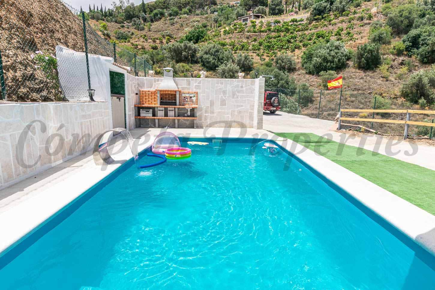 Villa/Maison de 2 chambres à louer à Sayalonga avec piscine - 1 875 € (Ref: 9997766)