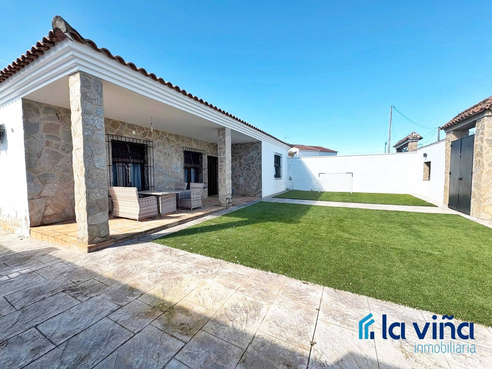 4 bedroom Villa for sale in Humilladero - € 194,900 (Ref: 9618136)