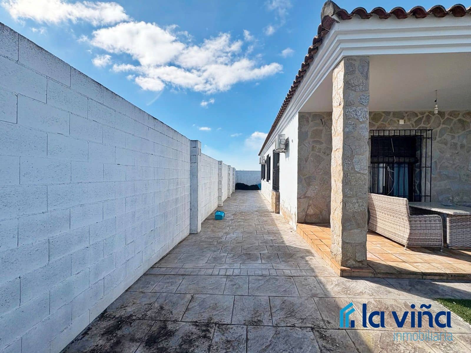 4 bedroom Villa for sale in Humilladero - € 194,900 (Ref: 9618136)