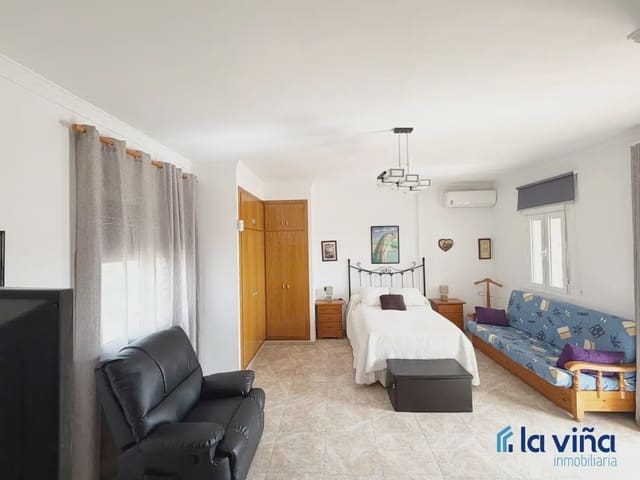 3 bedroom Villa for sale in Fuente de Piedra with pool garage - € 379,900 (Ref: 9798399)