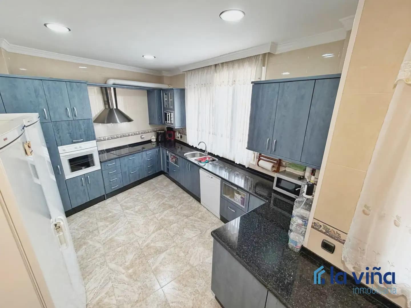 3 bedroom Villa for sale in Fuente de Piedra with pool garage - € 379,900 (Ref: 9798399)