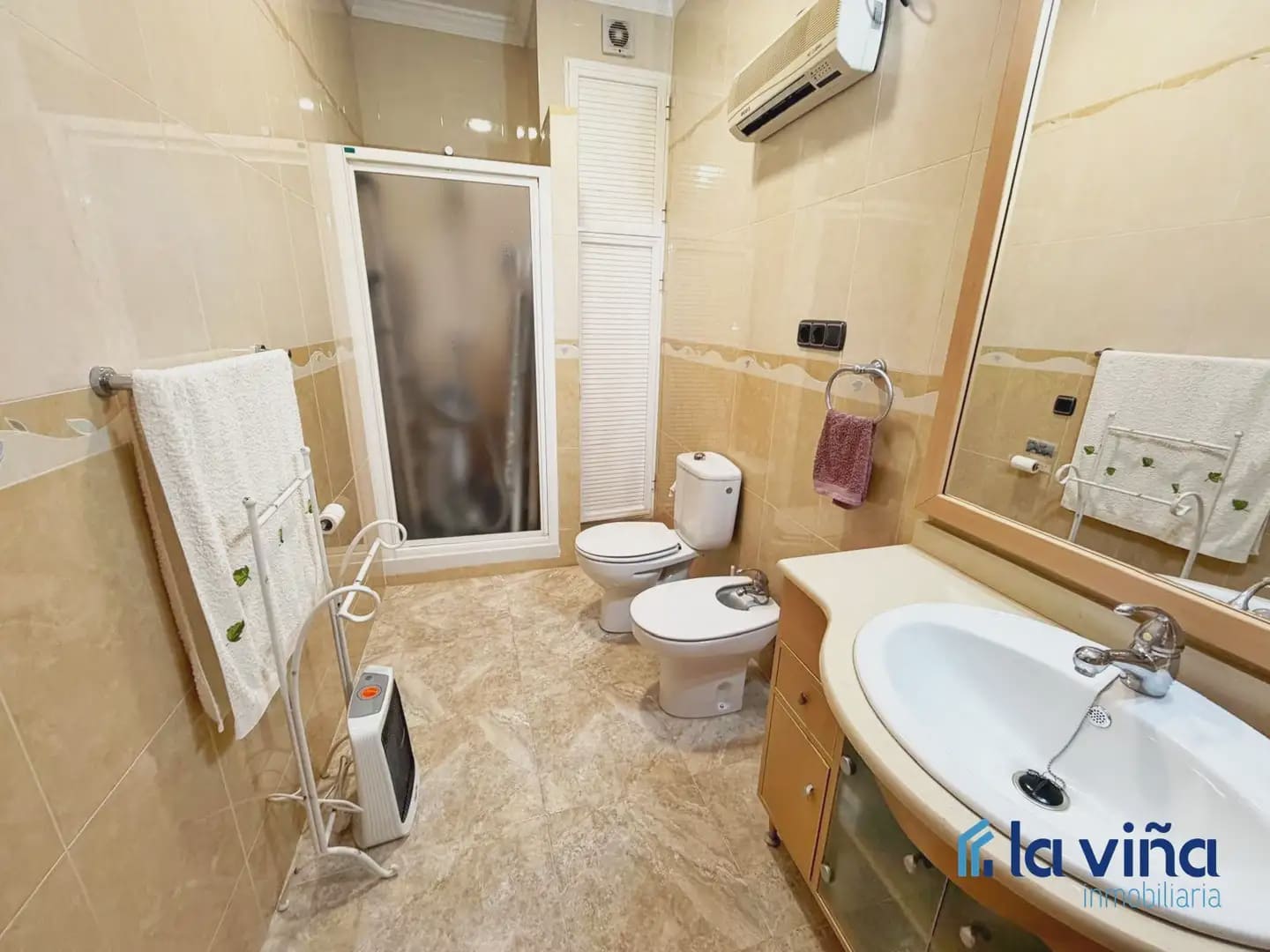 3 bedroom Villa for sale in Fuente de Piedra with pool garage - € 379,900 (Ref: 9798399)