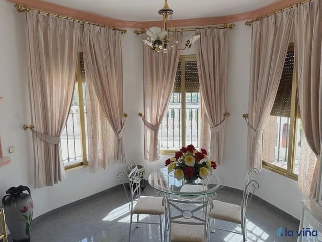 4 slaapkamer Villa te koop in Loja met garage - € 360.000 (Ref: 9880316)