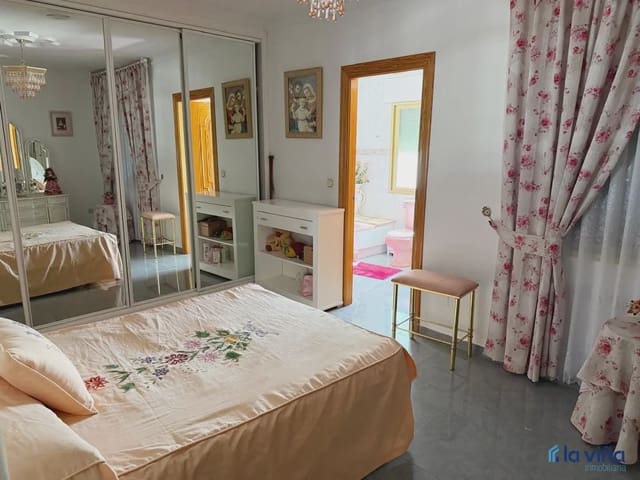 4 slaapkamer Villa te koop in Loja met garage - € 360.000 (Ref: 9880316)