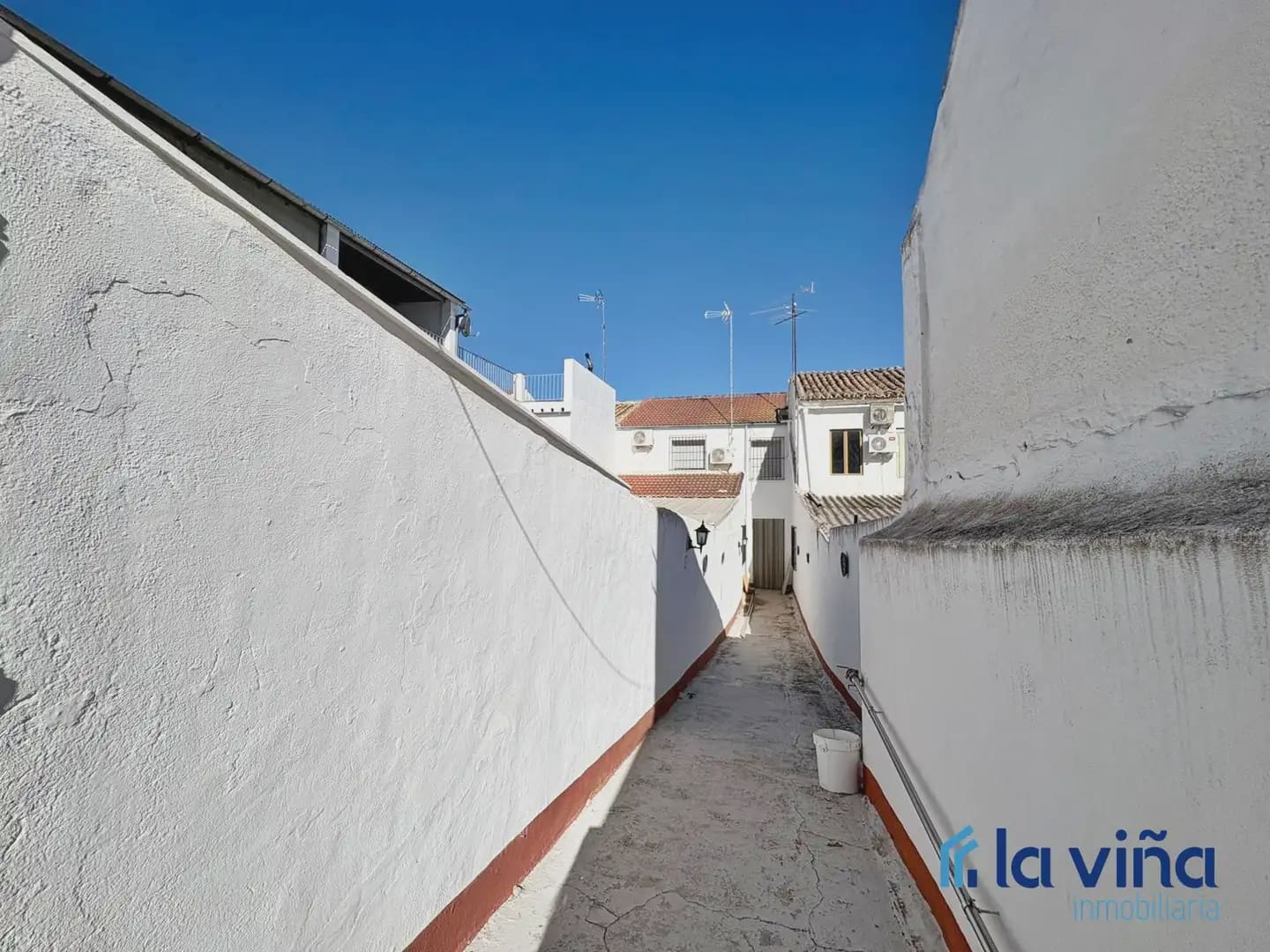 4 bedroom Business for sale in La Roda de Andalucia - € 499,000 (Ref: 9924969)