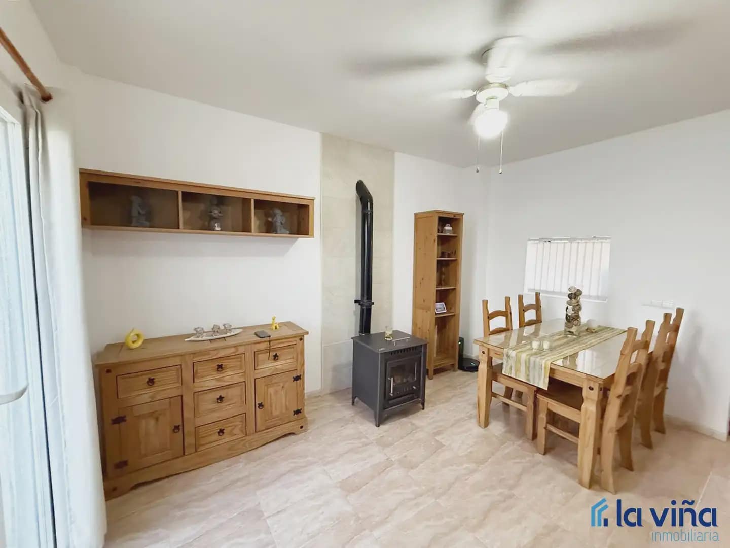 4 bedroom Semi-detached Villa for sale in Fuente de Piedra with garage - € 212,000 (Ref: 9928564)
