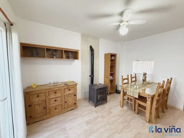 4 bedroom Semi-detached Villa for sale in Fuente de Piedra with garage - € 212,000 (Ref: 9928564)