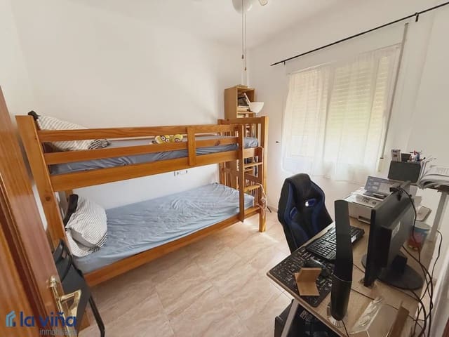 4 bedroom Semi-detached Villa for sale in Fuente de Piedra with garage - € 212,000 (Ref: 9928564)
