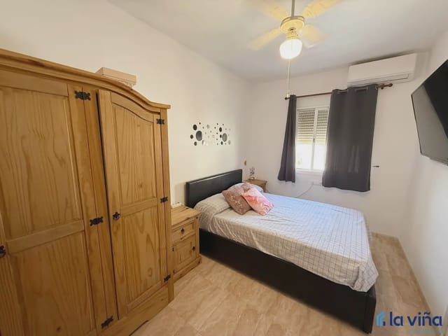 4 bedroom Semi-detached Villa for sale in Fuente de Piedra with garage - € 212,000 (Ref: 9928564)