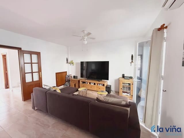 4 bedroom Semi-detached Villa for sale in Fuente de Piedra with garage - € 212,000 (Ref: 9928564)