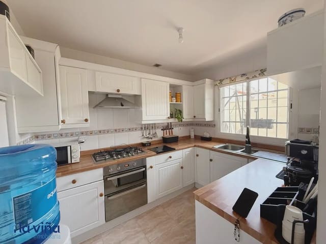 4 bedroom Semi-detached Villa for sale in Fuente de Piedra with garage - € 212,000 (Ref: 9928564)