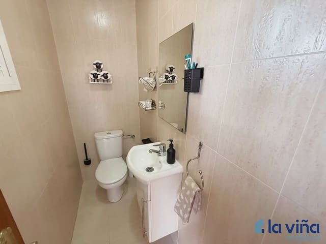 4 bedroom Semi-detached Villa for sale in Fuente de Piedra with garage - € 212,000 (Ref: 9928564)