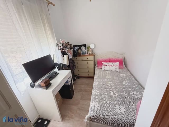 4 bedroom Semi-detached Villa for sale in Fuente de Piedra with garage - € 212,000 (Ref: 9928564)