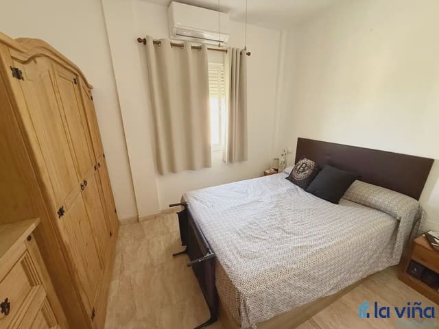 4 bedroom Semi-detached Villa for sale in Fuente de Piedra with garage - € 212,000 (Ref: 9928564)