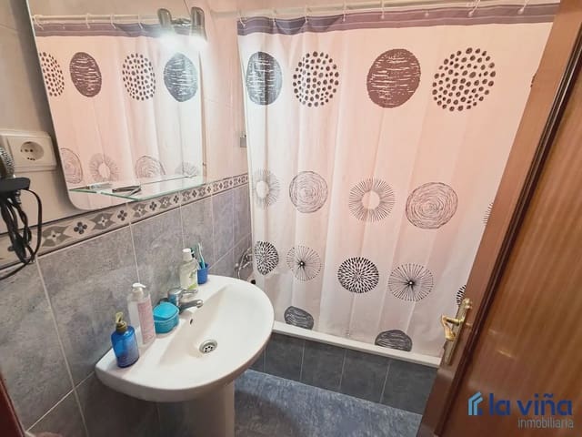 4 bedroom Semi-detached Villa for sale in Fuente de Piedra with garage - € 212,000 (Ref: 9928564)