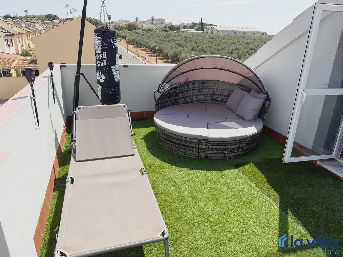4 bedroom Semi-detached Villa for sale in Fuente de Piedra with garage - € 212,000 (Ref: 9928564)