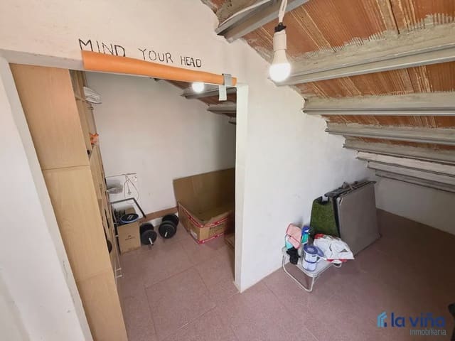 4 bedroom Semi-detached Villa for sale in Fuente de Piedra with garage - € 212,000 (Ref: 9928564)