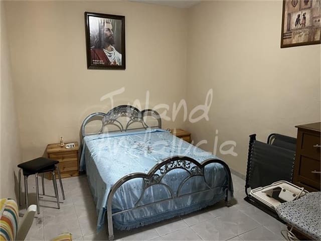 2 slaapkamer Finca/Landhuis te koop in Castillo de Locubín met zwembad garage - € 107.000 (Ref: 10008161)