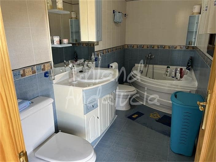 5 bedroom Townhouse for sale in Castillo de Locubin with garage - € 119,000 (Ref: 10012726)