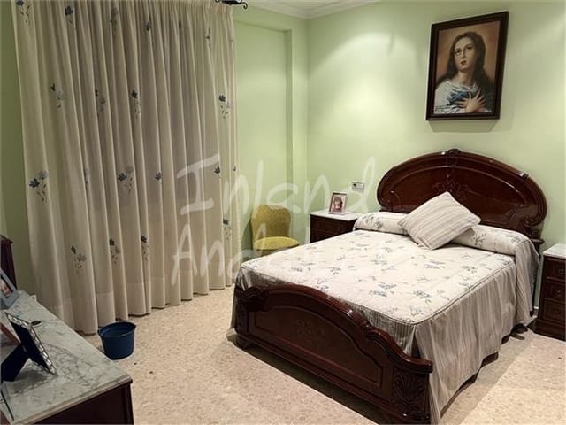 5 bedroom Townhouse for sale in Castillo de Locubín with garage - € 119,000 (Ref: 10012726)