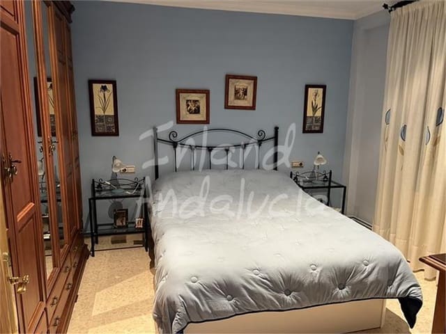 5 bedroom Townhouse for sale in Castillo de Locubín with garage - € 119,000 (Ref: 10012726)