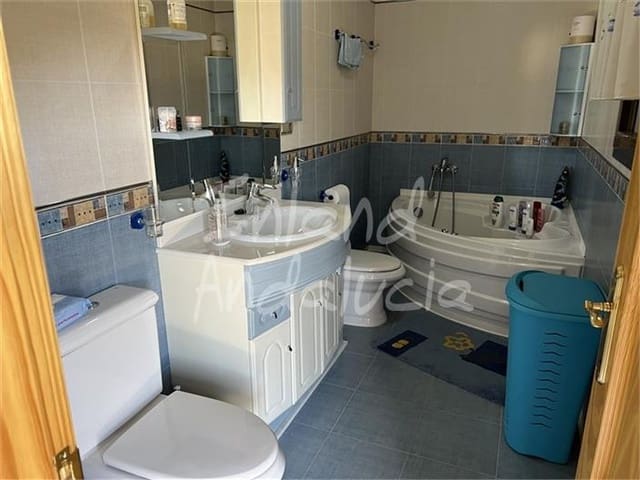 5 bedroom Townhouse for sale in Castillo de Locubín with garage - € 119,000 (Ref: 10012726)