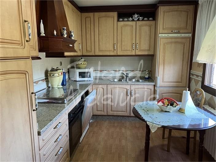5 bedroom Townhouse for sale in Castillo de Locubin with garage - € 119,000 (Ref: 10012726)
