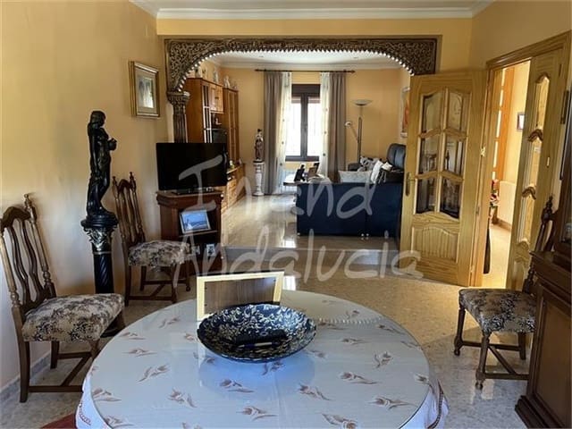 5 bedroom Townhouse for sale in Castillo de Locubín with garage - € 119,000 (Ref: 10012726)