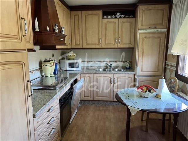 5 bedroom Townhouse for sale in Castillo de Locubín with garage - € 119,000 (Ref: 10012726)